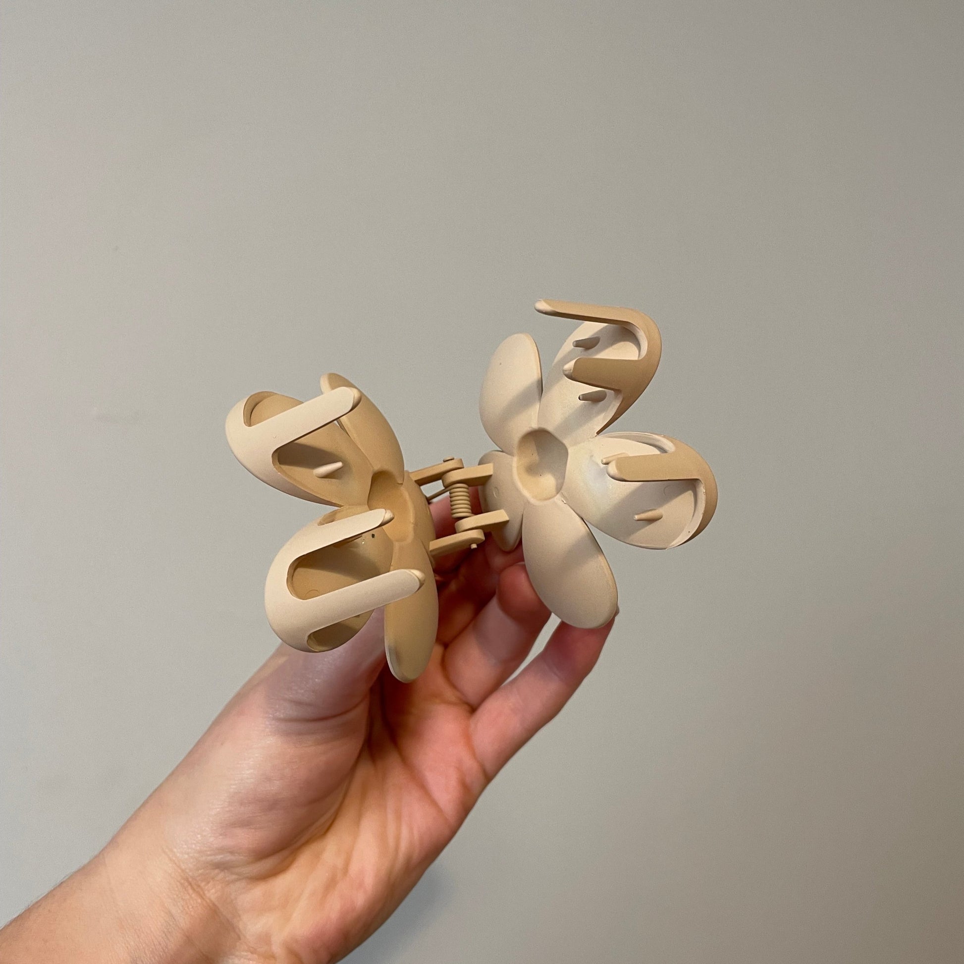 Nudes Flower Claw